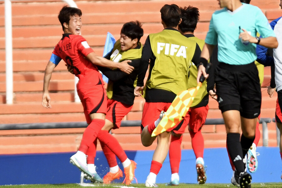 ▲ 23일 아르헨티나 멘도사에서 열린 한국과 프랑스의 U-20 월드컵 1차전에서 이승원이 골을 넣고 동료들과 환호하고 있다 ⓒ 연합뉴스/AFP