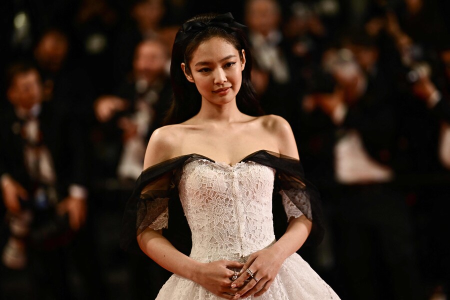 ▲ 76회 칸 국제영화제 초청작 '더 아이돌' 레드카펫에 선 제니. ⓒ게티이미지, 연합/AFP