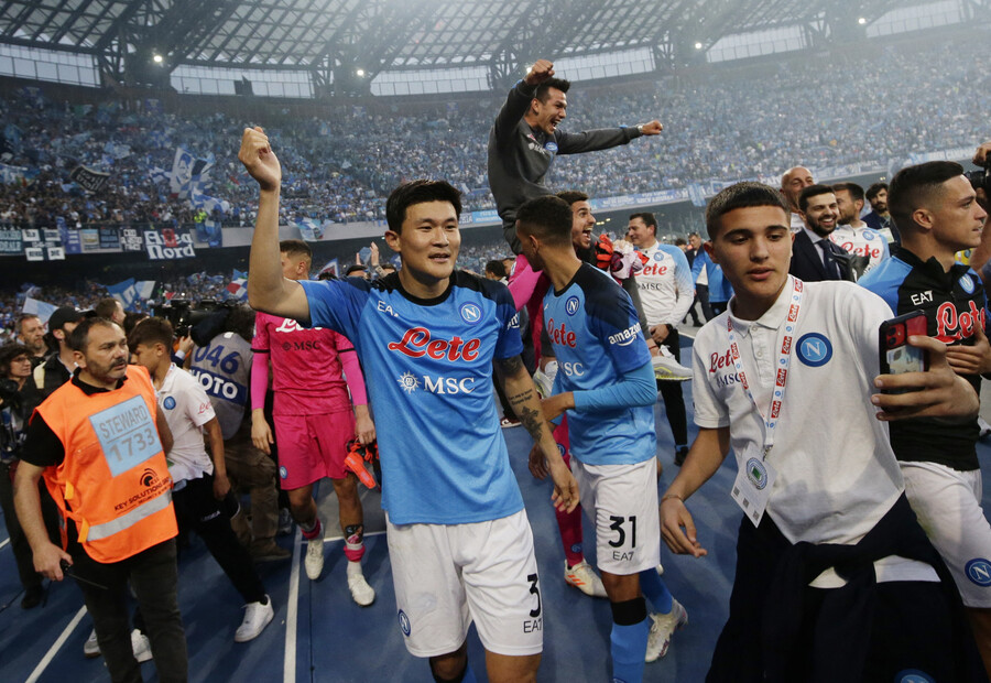 ▲ 나폴리의 세리에A 우승 세리머니에서 김민재. ⓒ연합뉴스/REUTERS/EPA