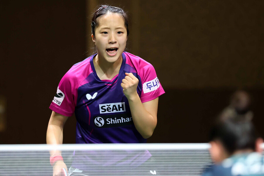 ▲ 신유빈이 2023 ITTF 세계탁구선수권대회 여자단식 2회전에서 득점을 올린 뒤 주먹을 불끈 쥐고 있다. ⓒ대한탁구협회