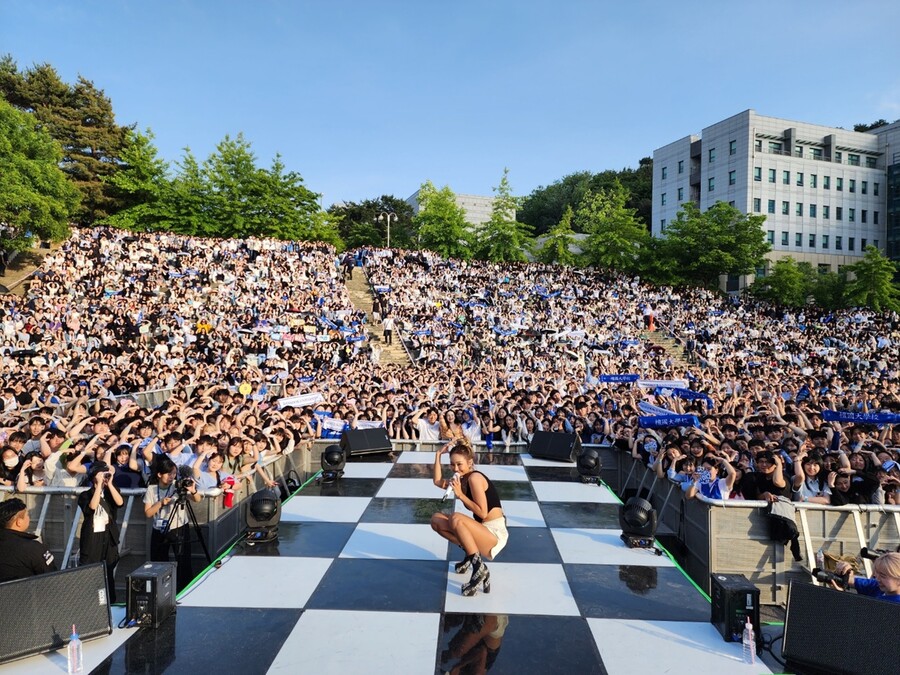 무한 앙코르에 75분 단독 무대…효린, 5월 대학 축제 달궜다