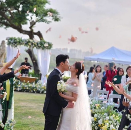 [단독]'결혼' 윤형렬♥박혜민, 9살 넘은 '뮤지컬 부부' "예쁘게 잘 살 것"(종합)
