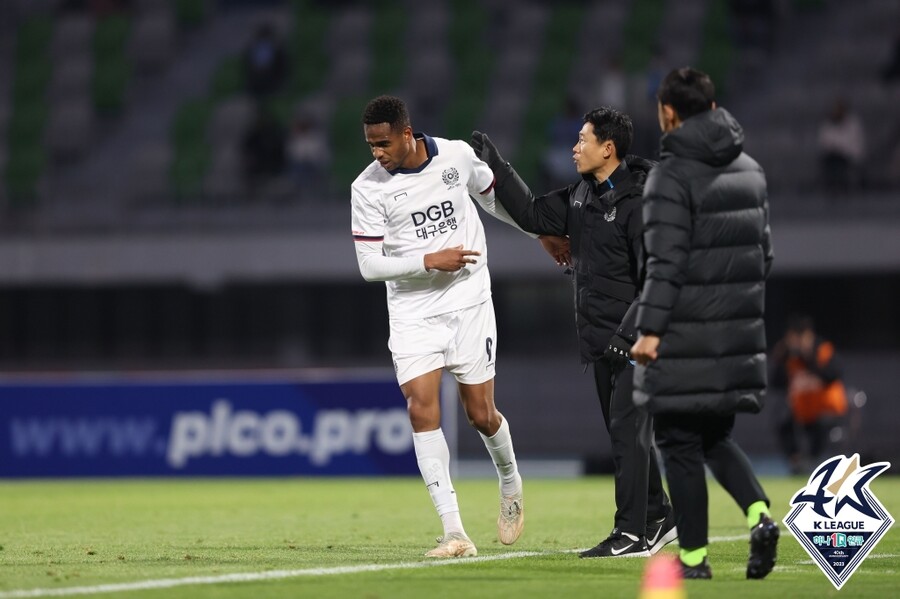 ▲ "어제 하루 훈련했습니다" 수원전 교체 명단에 이름을 올린 에드가. ⓒ한국프로축구연맹