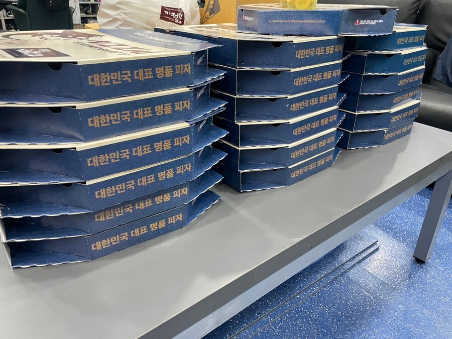 ▲ 장원준이 선수단에 선물한 130승 기념 피자 30판 ⓒ 두산 베어스