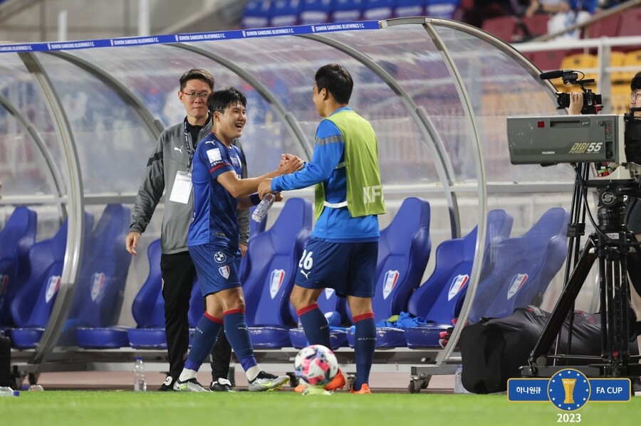 ▲ 데뷔골을 넣은 뒤 교체된 김주찬을 맞이하는 염기훈. ⓒ대한축구협회