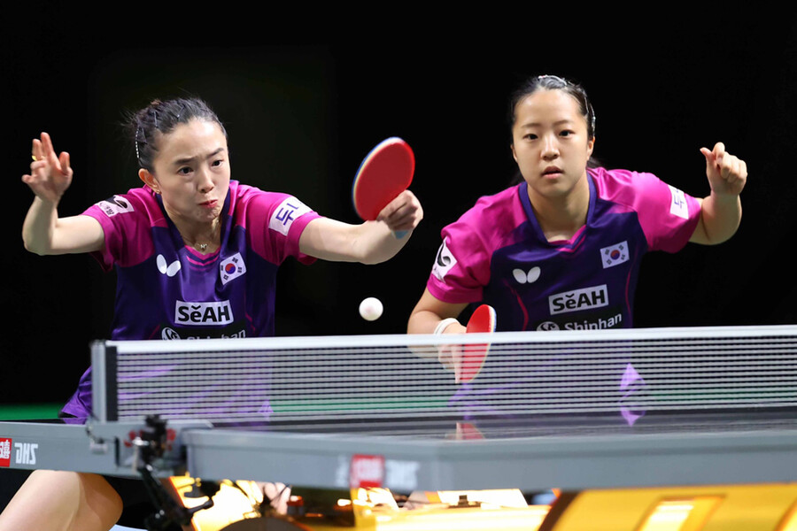 ▲ 신유빈(오른쪽)과 전지희가 2023 ITTF 세계탁구선수권대회 여자복식 준결승전에서 경기를 펼치고 있다. ⓒ대한탁구협회