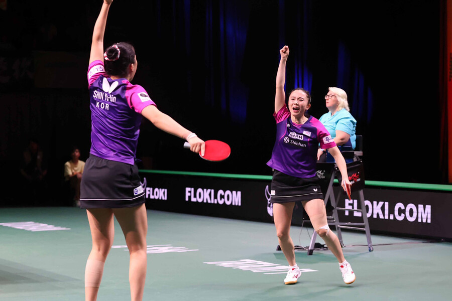 ▲ 2023 ITTF 세계탁구선수권대회 여자복식 결승 진출을 확정한 뒤 환호하는 전지희(오른쪽)와 신유빈 ⓒ대한탁구협회
