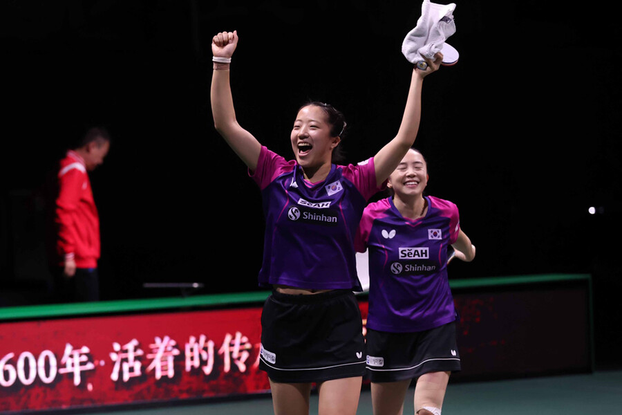 ▲ 2023 ITTF 세계탁구선수권대회 여자복식 결승 진출을 확정한 뒤 기뻐하는 신유빈(앞)과 전지희 ⓒ대한탁구협회