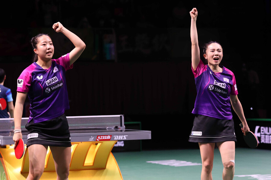 ▲ 2023 ITTF 세계탁구선수권대회 여자복식 결승 진출을 확정한 뒤 환호하는 신유빈(왼쪽)과 전지희 ⓒ대한탁구협회