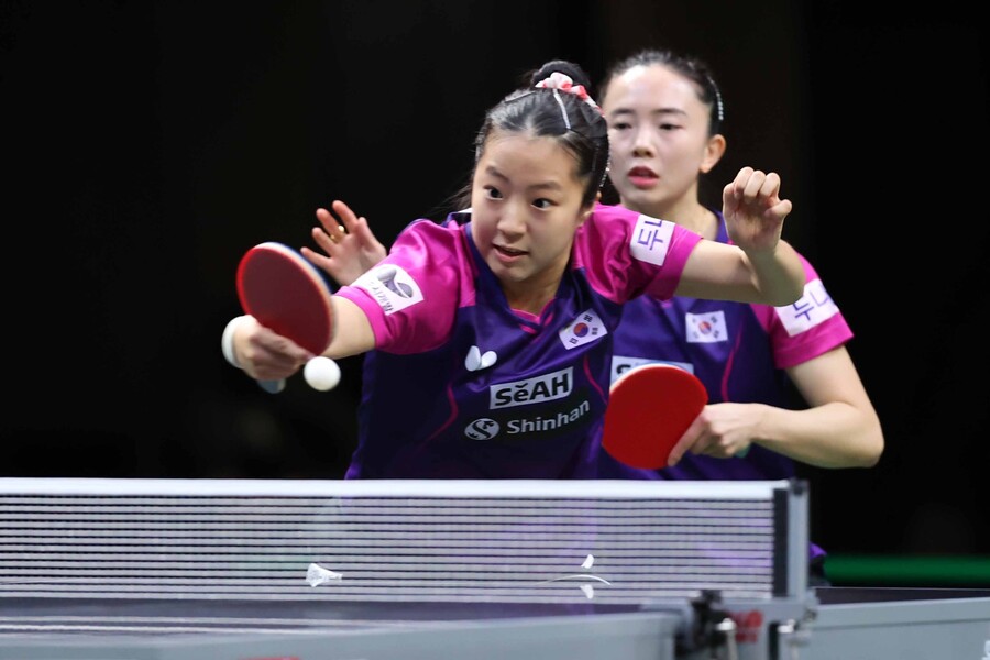▲ 신유빈(앞)과 전지희가 2023 ITTF 세계탁구선수권대회 여자복식에서 경기를 펼치고 있다. ⓒ대한탁구협회