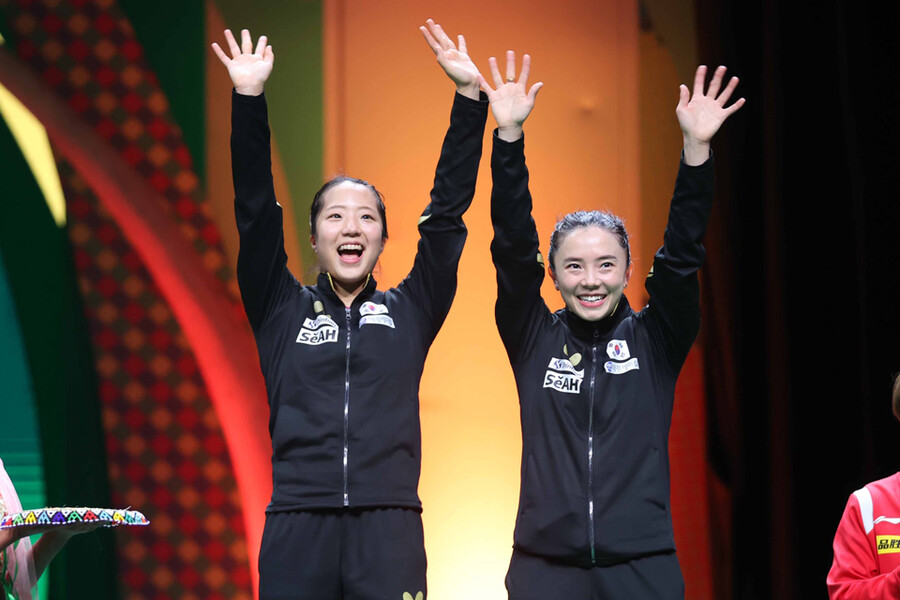 ▲ 2023 ITTF 세계탁구선수권대회 여자복식에서 은메달을 따낸 신유빈(왼쪽)과 전지희 ⓒ대한탁구협회
