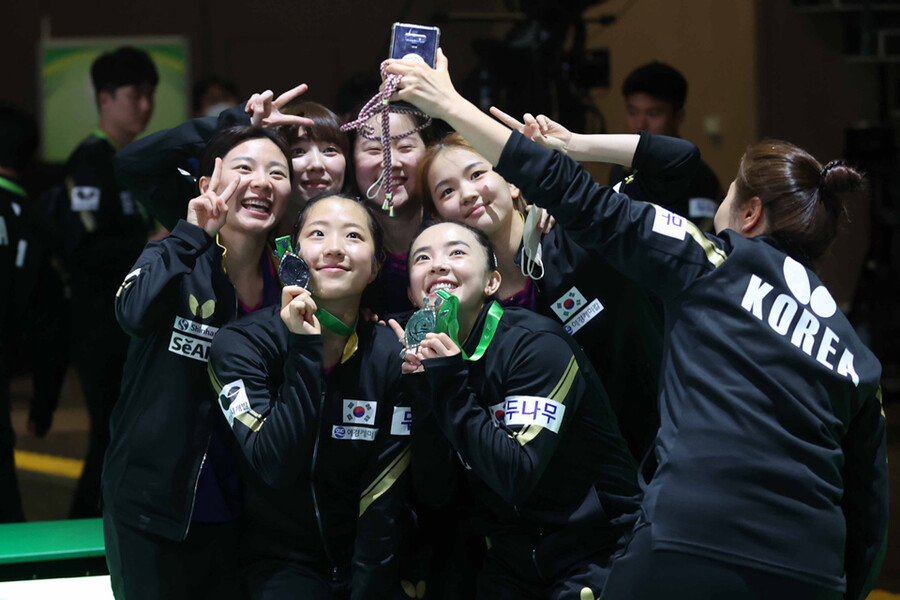 ▲ 2023 ITTF 세계탁구선수권대회에 출전한 한국 여자 탁구 선수들이 기념촬영을 하고 있다. ⓒ대한탁구협회
