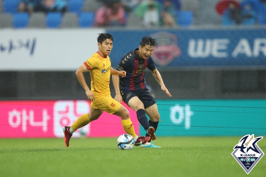 ▲ 경기 내내 경합했던 두 팀의 선수들. ⓒ한국프로축구연맹