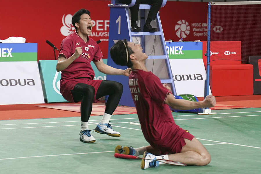 ▲ 2023 BWF 말레이시아 마스터스 남자복식에서 우승한 뒤 환호하는 서승재(왼쪽)와 강민혁 ⓒ연합뉴스/AP