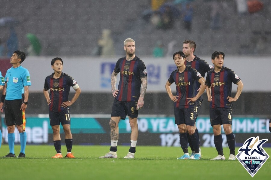 ▲ 광주FC전 풀타임을 소화한 박주호. 패배에 아쉬운 표정을 짓고 있다. ⓒ한국프로축구연맹