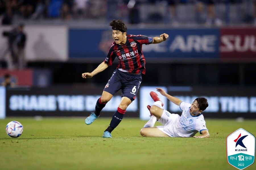 ▲ 왕성한 활동량으로 수원FC 미드필드를 책임진 박주호. ⓒ한국프로축구연맹