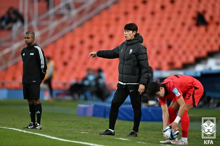 ▲ 전술 지시하는 김은중 감독 ⓒ대한축구협회