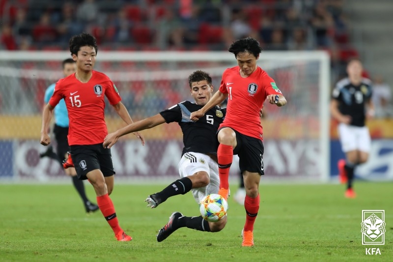 ▲ 2019년 U-20 월드컵에서 뛰었던 엄원상(오른쪽) ⓒ대한축구협회