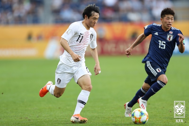 ▲ U-20 월드컵 16강전  '한일전'에서 뛰고 있는 엄원상(왼쪽) ⓒ대한축구협회
