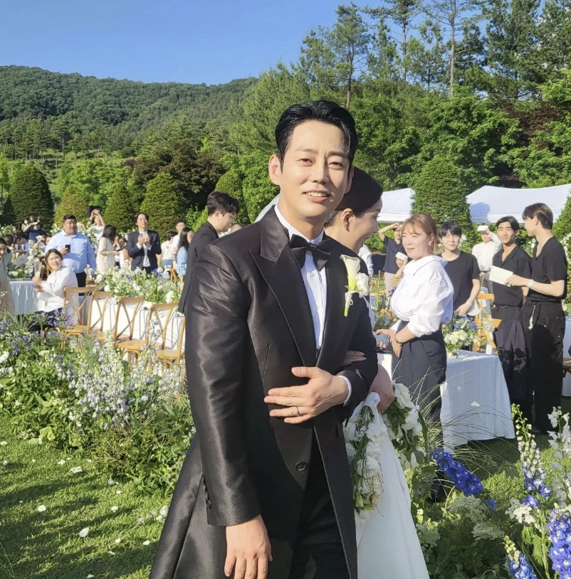 테이, 골프장 결혼식…미모의 신부 옆태 공개 "돌잔치는 더 힘들다"