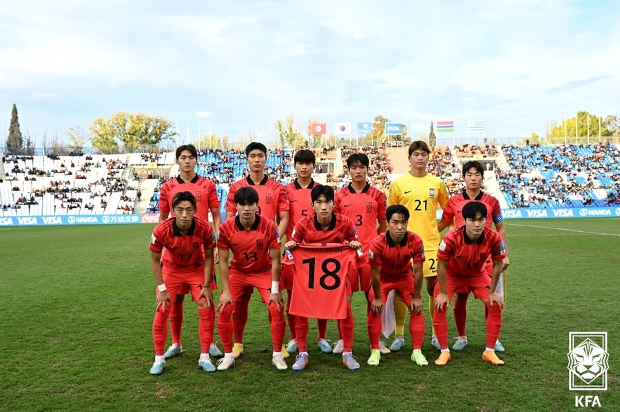 ▲ 감비아전에서 박승호의 유니폼을 들고 나온 U-20 대표팀