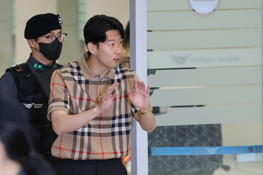 ▲ 30일 인천국제공항을 통해 귀국한 손흥민이 팬들의 환호에 감사 인사를 전하고 있다. ⓒ연합뉴스