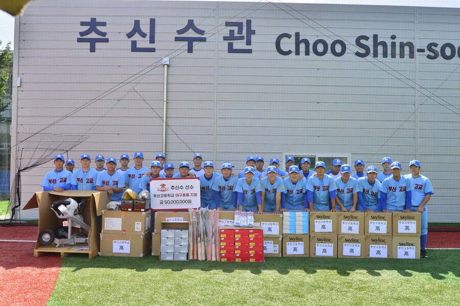 ▲ 부산고등학교는 후원금을 활용해 실내 연습장을 신축했고, '추신수관'이라는 이름을 붙였다 ⓒ부산고 제공