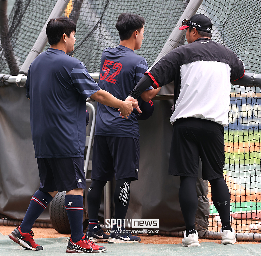 ▲ 유강남 이호준 타격 코치 ⓒ곽혜미 기자
