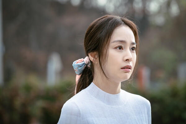 ▲ '마당이 있는 집'으로 스릴러 장르에 도전하는 김태희. 제공|지니TV