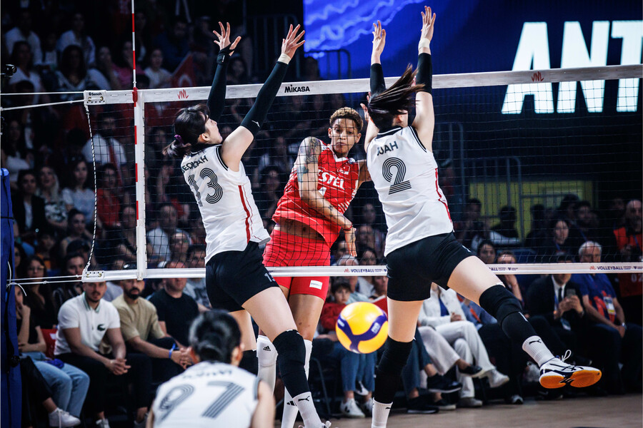 ▲ 한국-튀르키예 경기 장면. 튀르키예 바르가스(가운데)가 공격을 시도하고 있다. ⓒFIVB