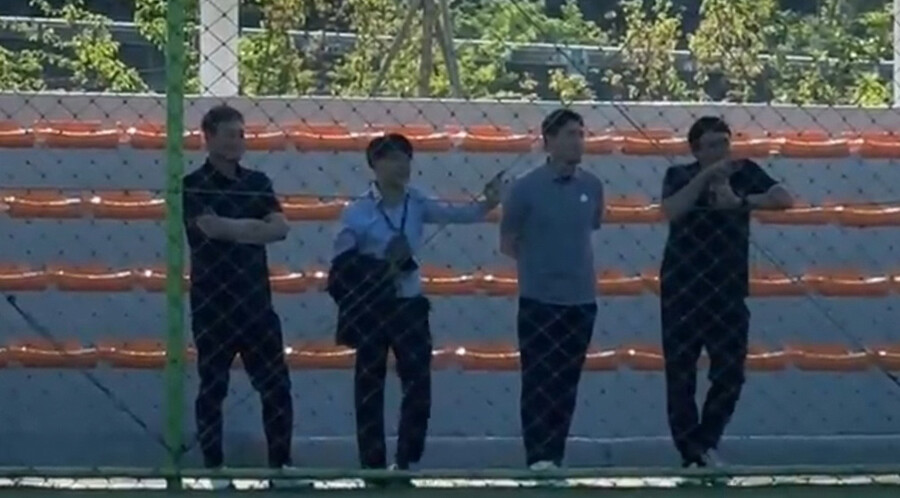 ▲ 최윤겸 충북청주FC 감독이 12세 이하(U-12) 팀 경기 현장에 방문해 꿈을 갖고 뛰는 어린 선수들을 격려했다. ⓒ충북청주FC