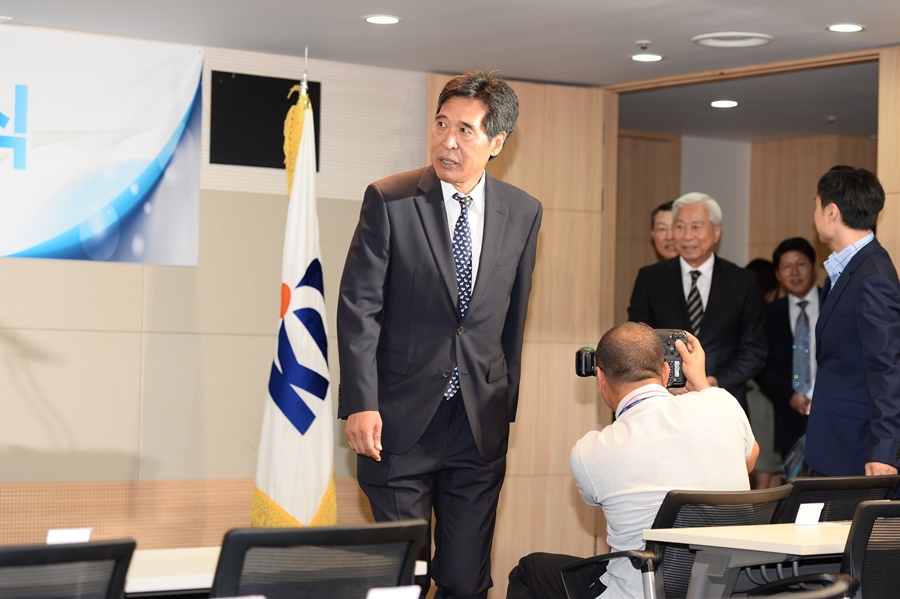 ▲ 채희봉 전 한국가스공사 사장(위)과 신선우 총감독 ⓒ KBL