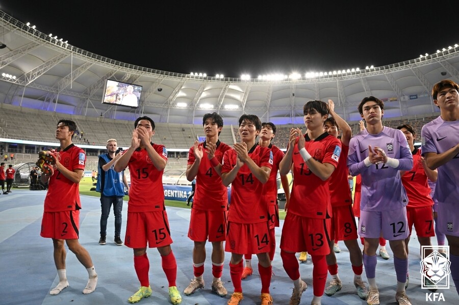 팬들에게 인사하는 한국 20세 이하 대표팀. ⓒ대한축구협회