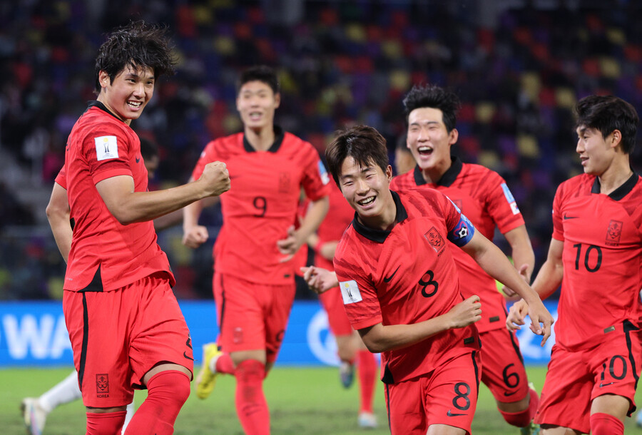 ▲ 2일 아르헨티나 산티아고 델 에스테로 스타디움에서 열린 2023 FIFA U-20 월드컵 16강 한국과 에콰도르의 후반전에서 최석현(왼쪽)이 세 번째 골을 넣은 뒤 기뻐하고 있다 ⓒ 연합뉴스