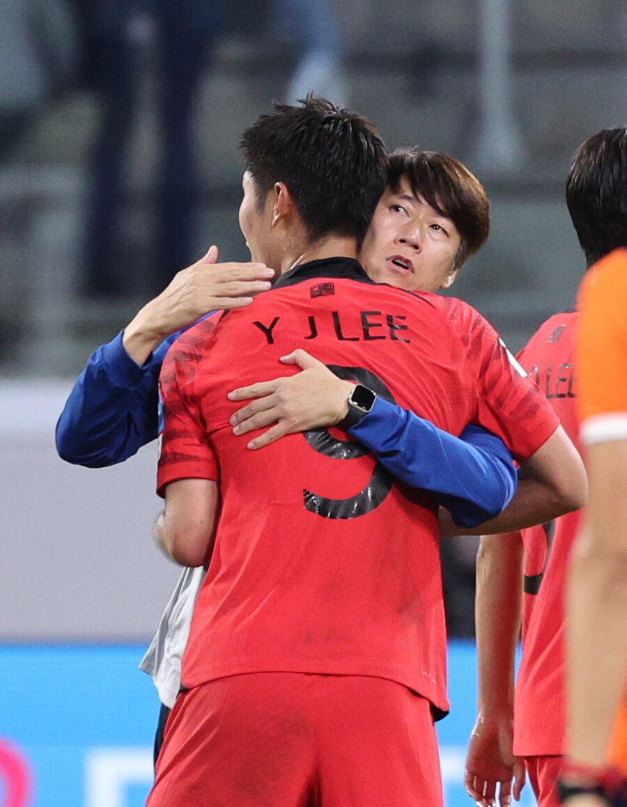 ▲ 8강행 발판을 만든 선제골 주인공 이영준을 안아주는 김은중 감독 ⓒ 연합뉴스