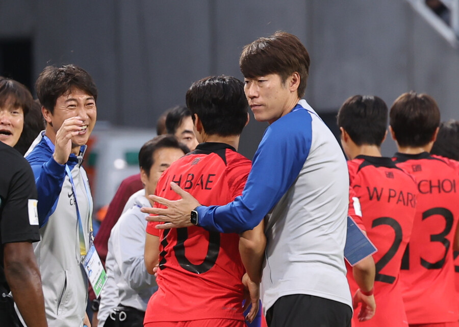 ▲ 8강 진출에 성공한 선수들과 기쁨을 만끽하는 김은중 감독 ⓒ 연합뉴스