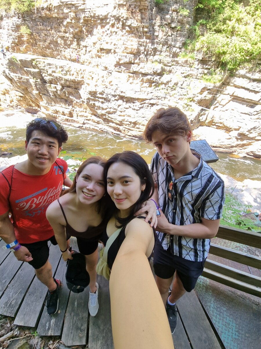 ▲ 임해나(왼쪽에서 세 번째) 예콴(맨 왼쪽)과 캐나다의 아이스댄스 팀 산드린 고티에(왼쪽에서 두 번째), 쿠엔틴 티렌(맨 오른쪽) ⓒ임해나-예콴