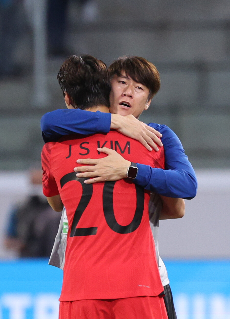 ▲ 선수들을 안아주는 김은중 20세 이하(U-20) 축구대표팀 감독. 에콰도르에 3-2로 이기고 8강에 올랐다.