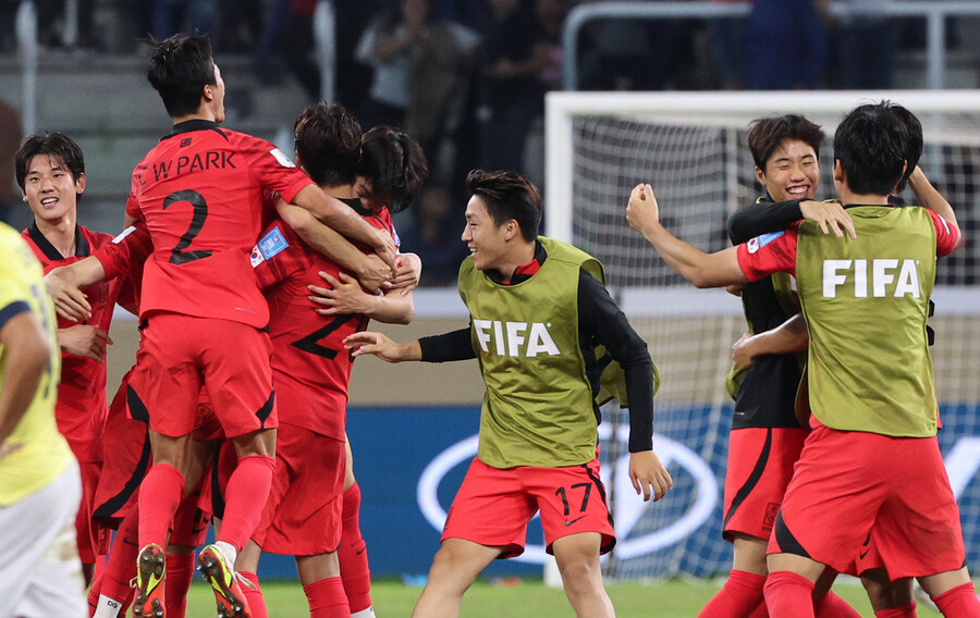 ▲ 선수들을 안아주는 김은중 20세 이하(U-20) 축구대표팀 감독. 에콰도르에 3-2로 이기고 8강에 올랐다.