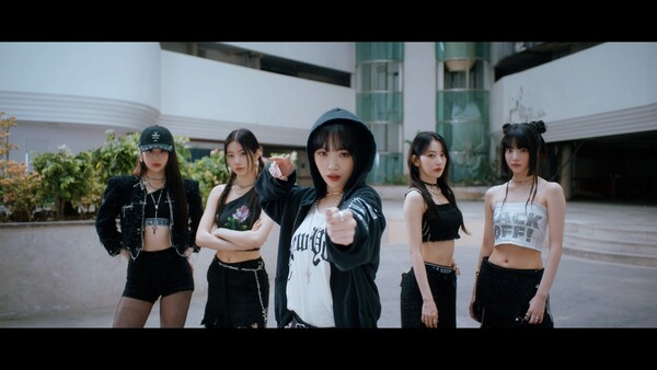 ▲ 르세라핌 1집 수록곡 ‘이브, 프시케 그리고 푸른 수염의 아내’ 뮤직비디오 섬네일. 제공|쏘스뮤직