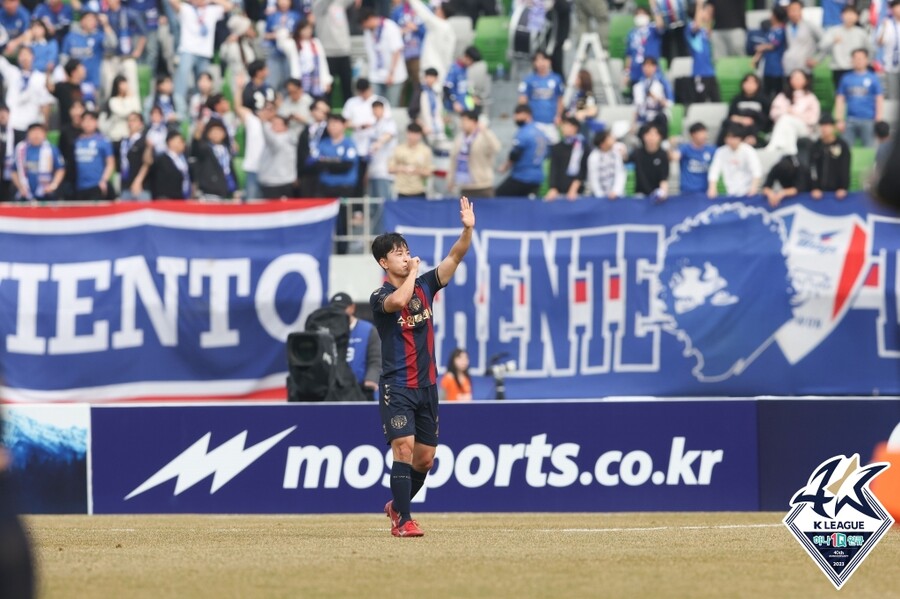 ▲ 올 시즌수원 더비 첫 경기에서 이광혁의 선제골로 앞서나간 수원FC. ⓒ한국프로축구연맹
