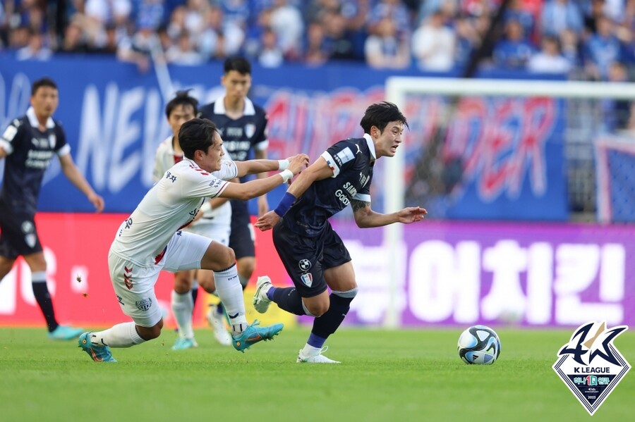 ▲ 경기 내내 경합했던 두 팀 선수들. ⓒ한국프로축구연맹