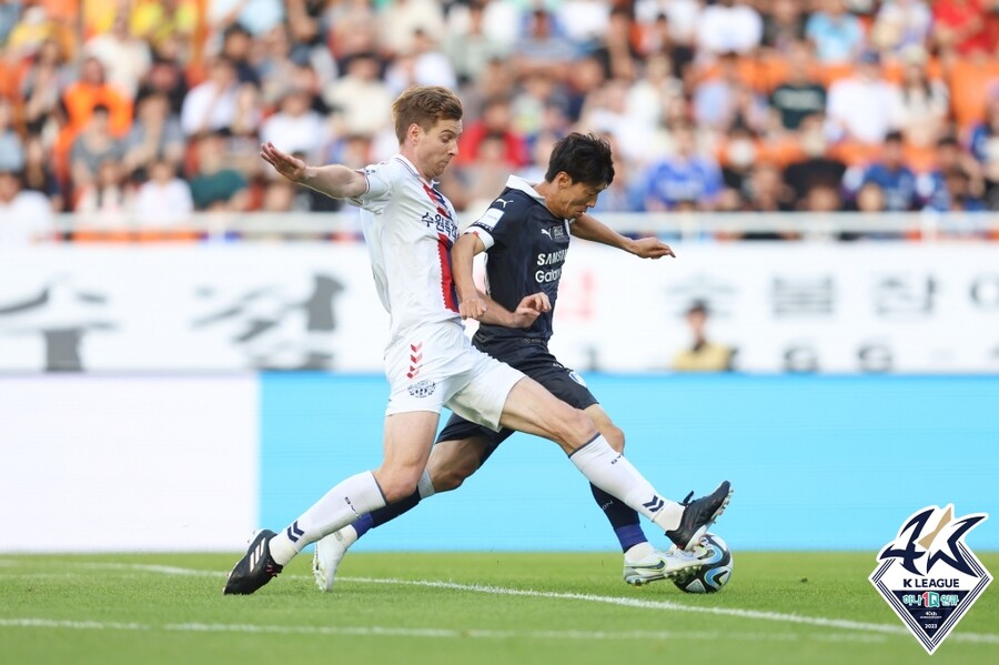 ▲ 수차례 슈팅과 빠른 공수전환이 이어진 수원 더비. ⓒ한국프로축구연맹