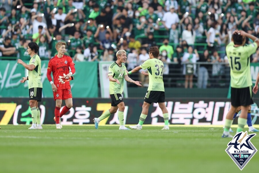 ▲ 울산 현대전에서 전북 현대 문선민의 쐐기골에 도움을 기록한 송민규가 함께 세리머니를 했다.  ⓒ한국프로축구연맹