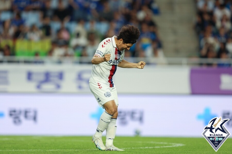 ▲ 수원 더비에서 후반전 교체 출전해 그라운드를 누빈 박주호. ⓒ한국프로축구연맹