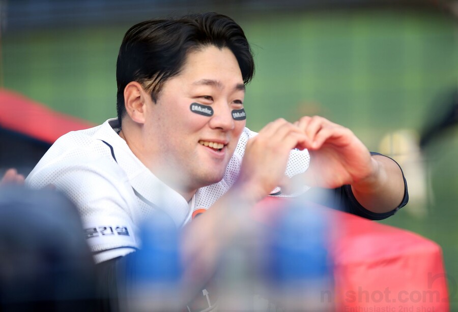 "하트 안 하면 커피!"…6030만원 기부, 186차례 팬과 세리머니한 결실