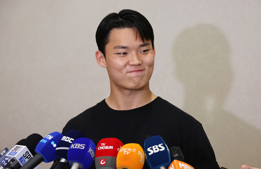 ▲ 스코틀랜드 프로축구 셀틱의 오현규가 5일 인천국제공항을 통해 귀국해 취재진의 질문에 답하고 있다 ⓒ 연합뉴스