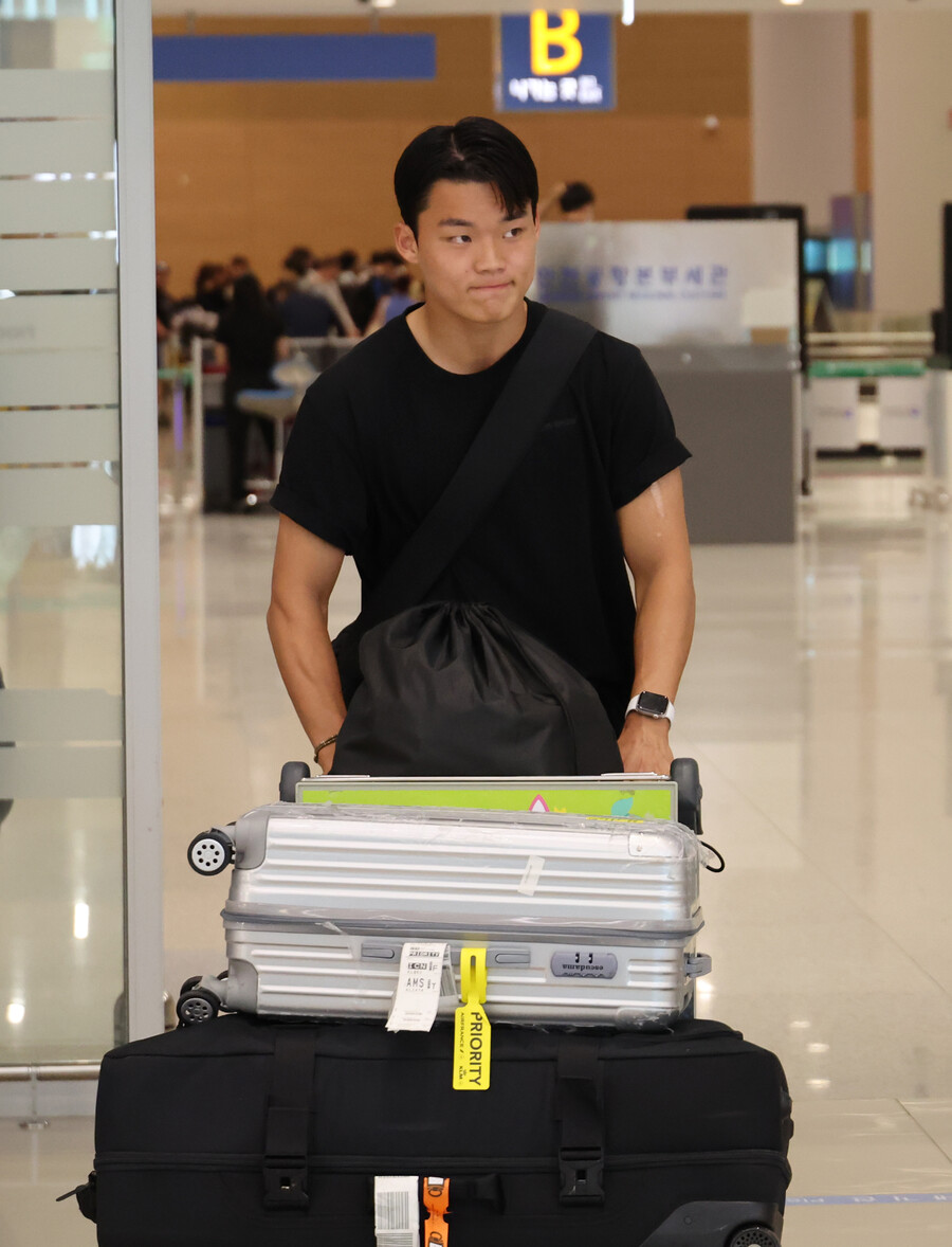 ▲ 스코틀랜드 프로축구 셀틱의 오현규가 5일 인천국제공항을 통해 귀국해 취재진의 질문에 답하고 있다 ⓒ 연합뉴스