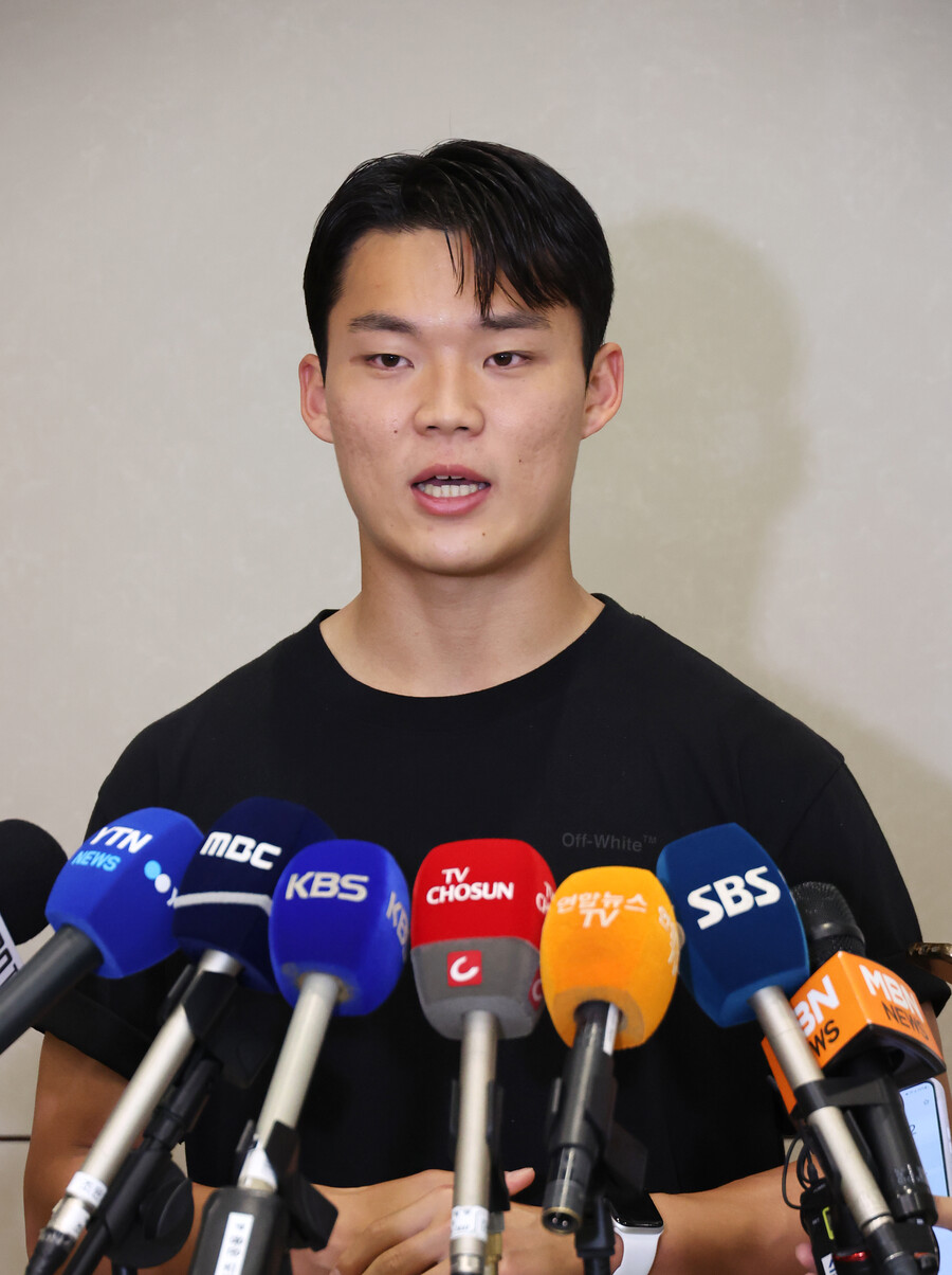 ▲ 스코틀랜드 프로축구 셀틱의 오현규가 5일 인천국제공항을 통해 귀국해 취재진의 질문에 답하고 있다 ⓒ 연합뉴스
