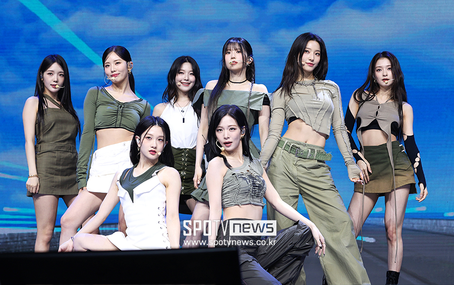 프로미스나인 "1년 만에 컴백...더 넓은 세계로 나아갈 앨범"